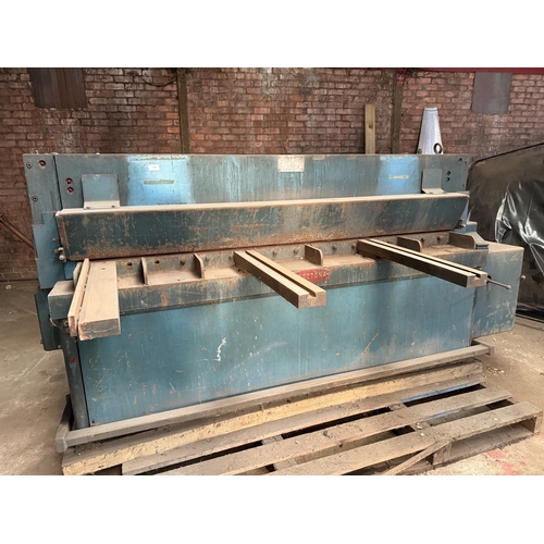 130 - A MID 1960'S KEETONA METAL WORKING GUILLOTINE, SOLD FOR SPARES AND REPAIRS