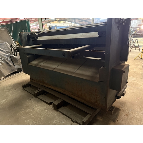 130 - A MID 1960'S KEETONA METAL WORKING GUILLOTINE, SOLD FOR SPARES AND REPAIRS