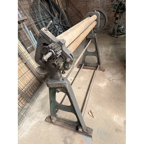 132 - A VINTAGE KEETONA MANUAL METAL WORKING TRIPLE ROLLER, BELIEVED WORKING BUT NO WARRANTY