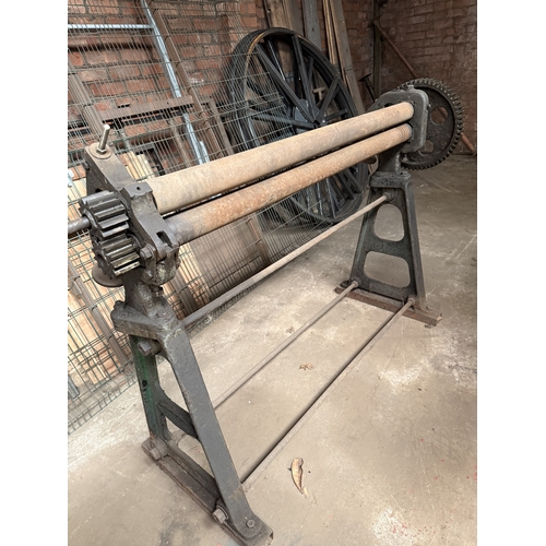 132 - A VINTAGE KEETONA MANUAL METAL WORKING TRIPLE ROLLER, BELIEVED WORKING BUT NO WARRANTY
