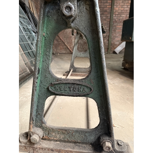 132 - A VINTAGE KEETONA MANUAL METAL WORKING TRIPLE ROLLER, BELIEVED WORKING BUT NO WARRANTY
