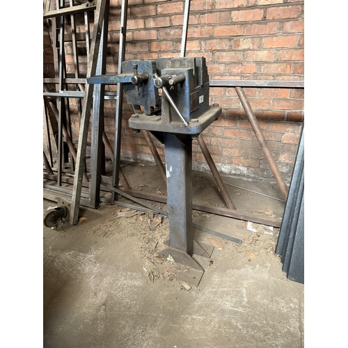 133 - AN ELLIOT SAMSON MODEL NO2 PEDESTAL METAL BENDER