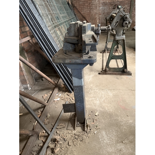 133 - AN ELLIOT SAMSON MODEL NO2 PEDESTAL METAL BENDER