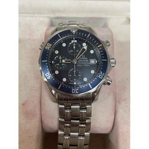 302 - A GENTLEMAN'S 2001 OMEGA SEAMASTER PROFESSIONAL 300M WRISTWATCH WITH ORIGINAL DISPLAY BOX, DOCUMENTS... 