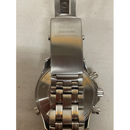 302 - A GENTLEMAN'S 2001 OMEGA SEAMASTER PROFESSIONAL 300M WRISTWATCH WITH ORIGINAL DISPLAY BOX, DOCUMENTS... 