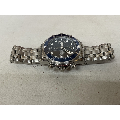 302 - A GENTLEMAN'S 2001 OMEGA SEAMASTER PROFESSIONAL 300M WRISTWATCH WITH ORIGINAL DISPLAY BOX, DOCUMENTS... 