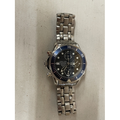 302 - A GENTLEMAN'S 2001 OMEGA SEAMASTER PROFESSIONAL 300M WRISTWATCH WITH ORIGINAL DISPLAY BOX, DOCUMENTS... 
