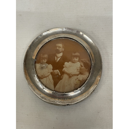 58 - A HALLMARKED BIRMINGHAM SILVER CIRCULAR PHOTO FRAME DIAMETER 12.5CM