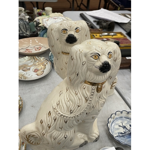 109 - A LARGE PAIR OF BESWICK STAFFORDSHIRE STYLE DOGS, HEIGHT 34CM