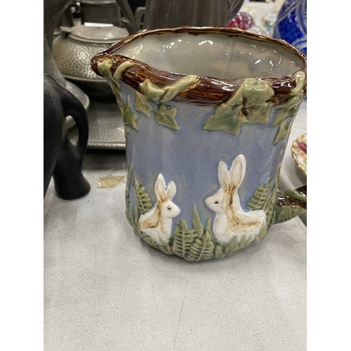 118 - A MAJOLICA STYLE JUG WITH RABBITS DECORATION, HEIGHT 15CM