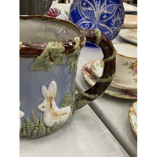 118 - A MAJOLICA STYLE JUG WITH RABBITS DECORATION, HEIGHT 15CM