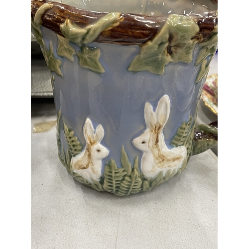118 - A MAJOLICA STYLE JUG WITH RABBITS DECORATION, HEIGHT 15CM