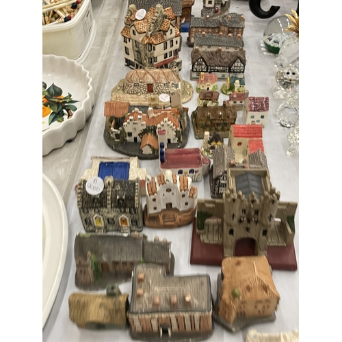 123 - A LARGE COLLECTION OF COTTAGES AND HOUSES TO INCLUDE, DAVID WINTER, REPLICAS OF KNUTSFORD PROPERTIES... 