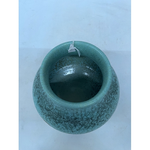 135 - A PILKINGTONS ROYAL LANCASTRIAN (E T RADFORD) MOTTLED GREEN VASE, HEIGHT 15CM