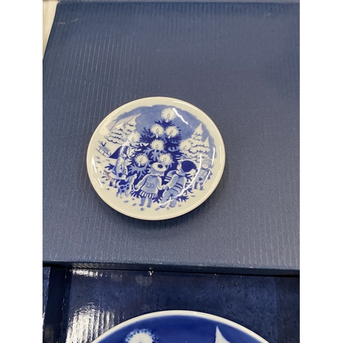 198 - A LARGE AND SMALL FIRST DAY OF ISSUE, MARCH 1ST 1998, ROYAL COPENHAGEN CHRISTMAS PLATES, A BOXED AYN... 
