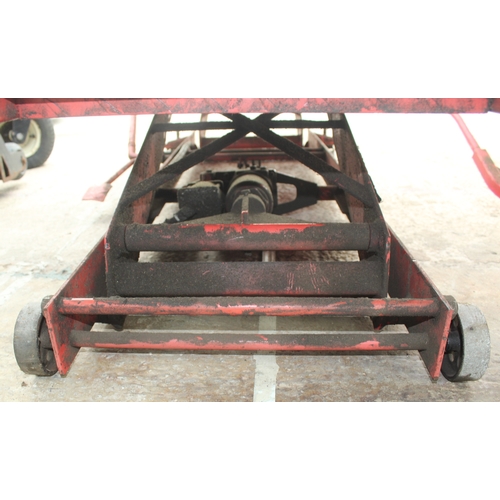 105 - AN AIR- OPERATED HYDRAULIC BENCH IN WORKING ORDER  NO VAT