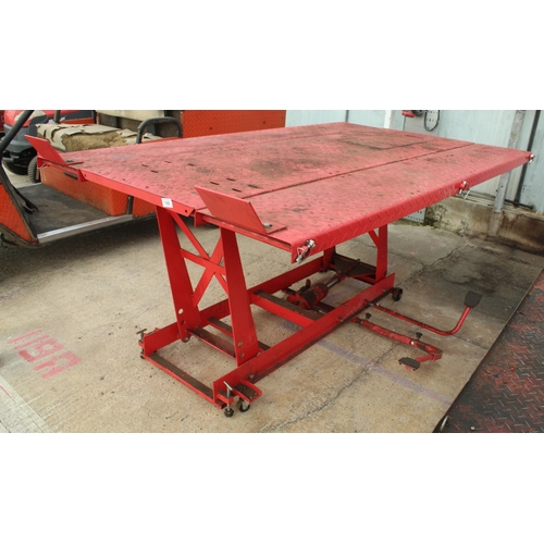 106 - A LARGE HYDRAULIC BENCH IN WORKING ORDER  NO VAT