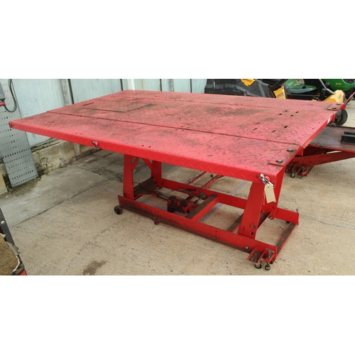 106 - A LARGE HYDRAULIC BENCH IN WORKING ORDER  NO VAT