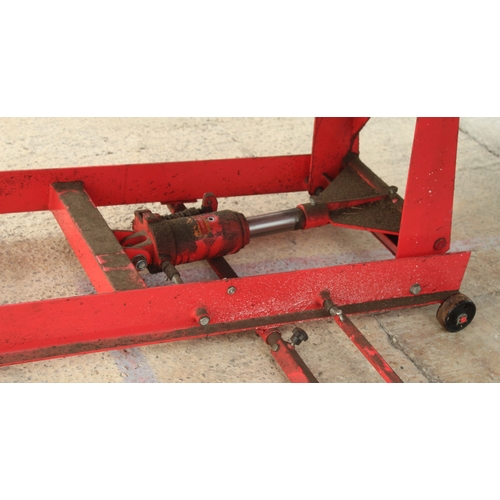 106 - A LARGE HYDRAULIC BENCH IN WORKING ORDER  NO VAT