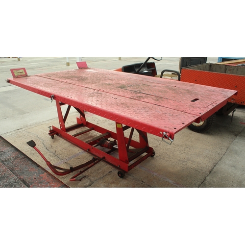 106 - A LARGE HYDRAULIC BENCH IN WORKING ORDER  NO VAT