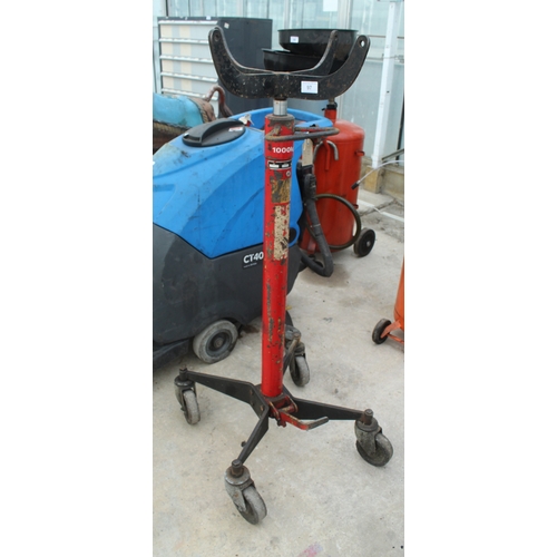 97 - AN ENGINE JACK  NO VAT