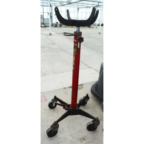 97 - AN ENGINE JACK  NO VAT
