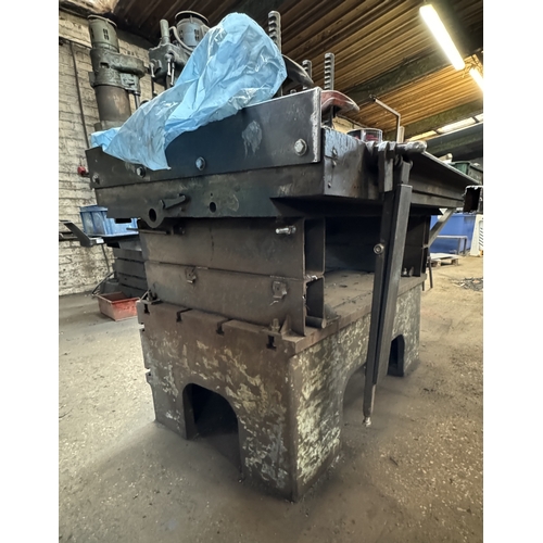 118 - A LARGE HEAVY DUTY ENGINEERS METAL WORKING BENCH WITH EXTENSION (2.5M x 1M)
