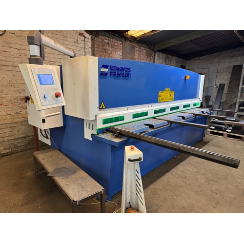 119 - AN EDWARDS PEARSON 3 PHASE METAL WORKING GUILLOTINE/ HYDRAULIC SHEARING MACHINE, CUTS 3.2M LONG,8MM ... 