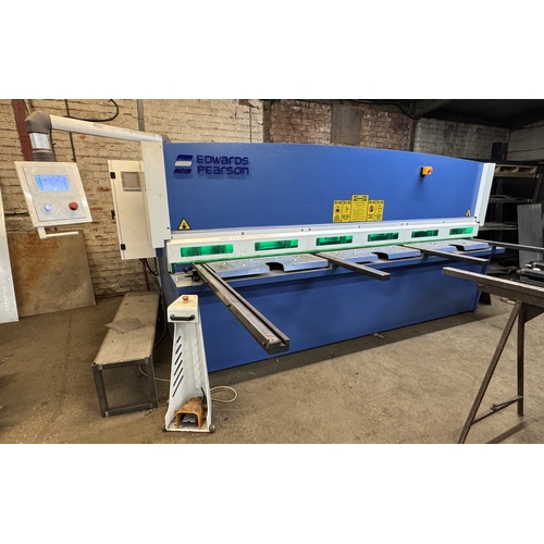 119 - AN EDWARDS PEARSON 3 PHASE METAL WORKING GUILLOTINE/ HYDRAULIC SHEARING MACHINE, CUTS 3.2M LONG,8MM ... 