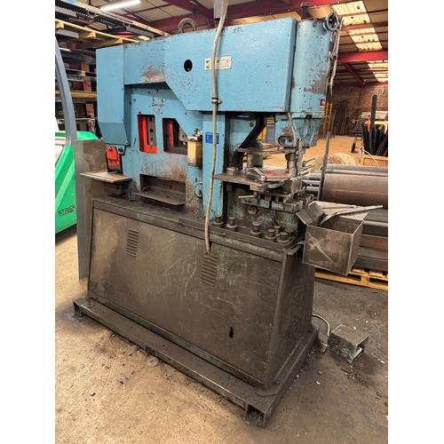 121 - A KINGSLAND HYDRAULIC MULTIFUNCTIONAL METAL WORKING MACHINE WITH VARIOUS TOOLING ITEMS GOOD WORKING ... 