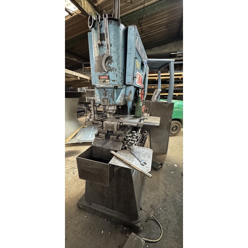 121 - A KINGSLAND HYDRAULIC MULTIFUNCTIONAL METAL WORKING MACHINE WITH VARIOUS TOOLING ITEMS GOOD WORKING ... 