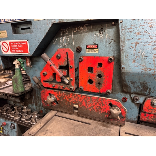 121 - A KINGSLAND HYDRAULIC MULTIFUNCTIONAL METAL WORKING MACHINE WITH VARIOUS TOOLING ITEMS GOOD WORKING ... 