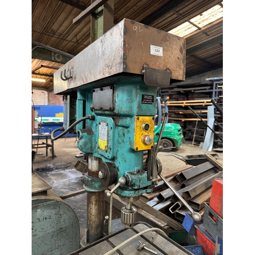 123 - AN UPRIGHT HEAVY DUTY F O'BRIAN AND CO LTD LOW SPEED PILLAR DRILL GOOD WORKING ORDER WHILST ALL DESC... 