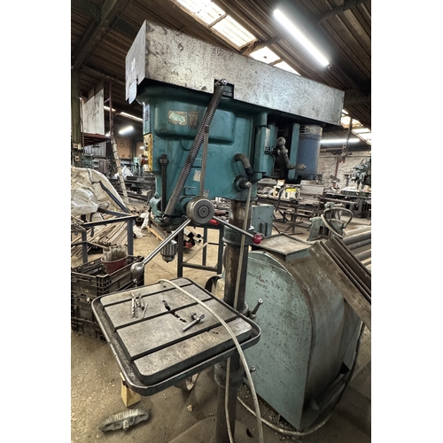 123 - AN UPRIGHT HEAVY DUTY F O'BRIAN AND CO LTD LOW SPEED PILLAR DRILL GOOD WORKING ORDER WHILST ALL DESC... 