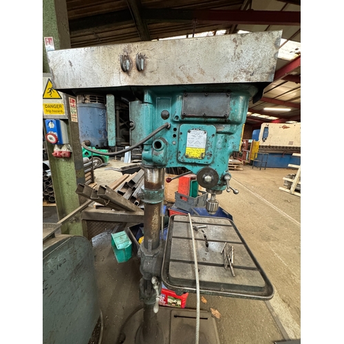 123 - AN UPRIGHT HEAVY DUTY F O'BRIAN AND CO LTD LOW SPEED PILLAR DRILL GOOD WORKING ORDER WHILST ALL DESC... 
