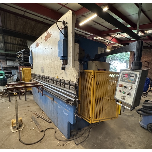 124 - A THREE PHASE 4M METAL HYDRAULIC 5MM CAPACITY HYDRAULIC PRESS BRAKE METAL FOLDING MACHINE GOOD WORKI... 