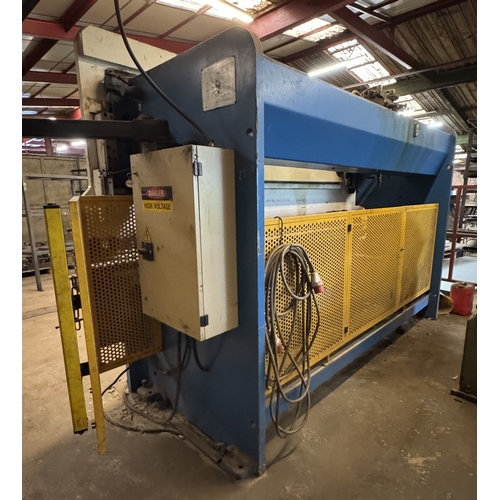 124 - A THREE PHASE 4M METAL HYDRAULIC 5MM CAPACITY HYDRAULIC PRESS BRAKE METAL FOLDING MACHINE GOOD WORKI... 