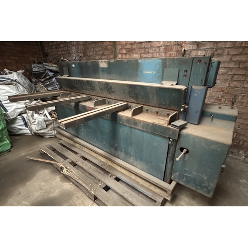 130 - A MID 1960'S KEETONA METAL WORKING GUILLOTINE, SOLD FOR SPARES AND REPAIRS