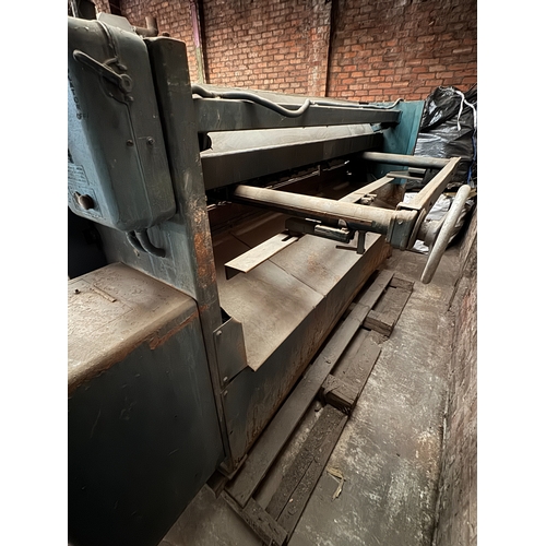 130 - A MID 1960'S KEETONA METAL WORKING GUILLOTINE, SOLD FOR SPARES AND REPAIRS