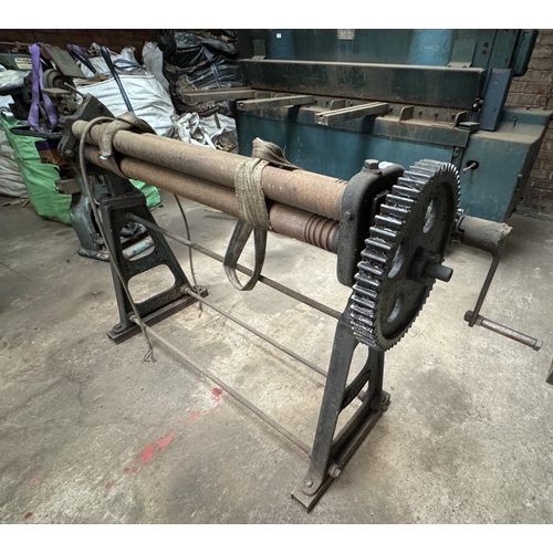 132 - A VINTAGE KEETONA MANUAL METAL WORKING TRIPLE ROLLER, BELIEVED WORKING BUT NO WARRANTY