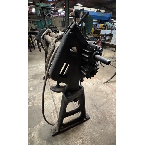 132 - A VINTAGE KEETONA MANUAL METAL WORKING TRIPLE ROLLER, BELIEVED WORKING BUT NO WARRANTY