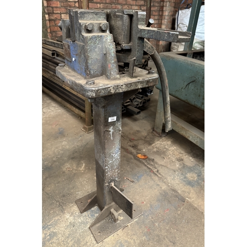 133 - AN ELLIOT SAMSON MODEL NO2 PEDESTAL METAL BENDER