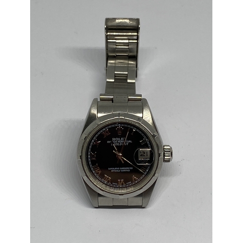 A LADIES' ROLEX DATEJUST WRISTWATCH, 26 MM, BLACK ROMAN DIAL OYSTER ...