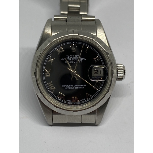 A LADIES' ROLEX DATEJUST WRISTWATCH, 26 MM, BLACK ROMAN DIAL OYSTER ...