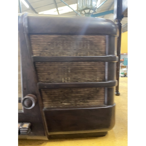 A VINTAGE BAKELITE RADIO