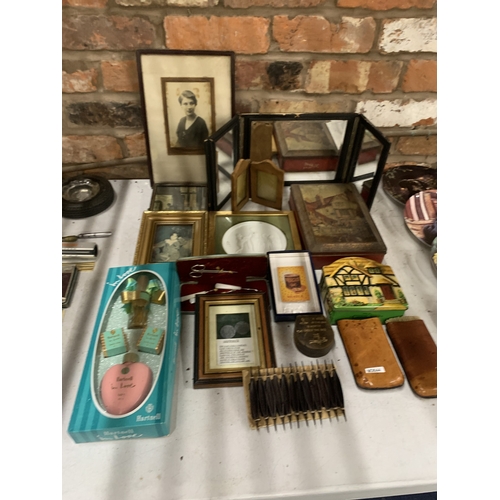 AN ASSORTMENT OF ITEMS TO INCLUDE A VINTAGE PERFUME SET, FRAMED PHOTO ...