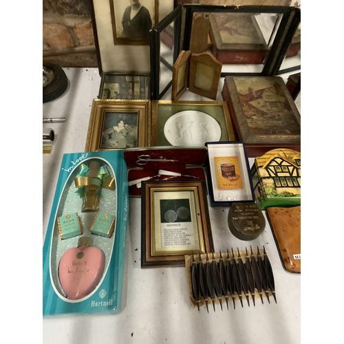 AN ASSORTMENT OF ITEMS TO INCLUDE A VINTAGE PERFUME SET, FRAMED PHOTO ...
