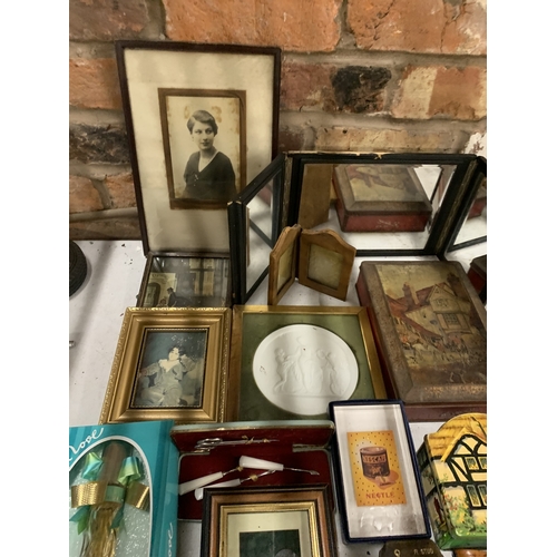 AN ASSORTMENT OF ITEMS TO INCLUDE A VINTAGE PERFUME SET, FRAMED PHOTO ...