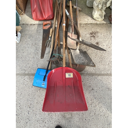 AN ASSORTMENT OF GARDENING TOOLS AND SMALL HAND TOOLS