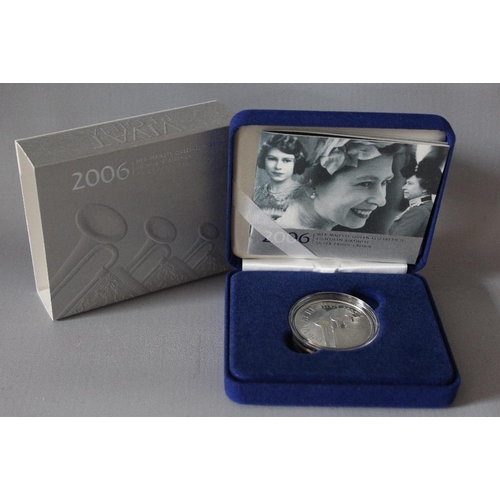 64 - A ROYAL MINT 2006 'HER MAJESTY QUEEN ELIZABETH II EIGHTIETH BIRTHDAY' SILVER PROOF CROWN, with COA/B... 